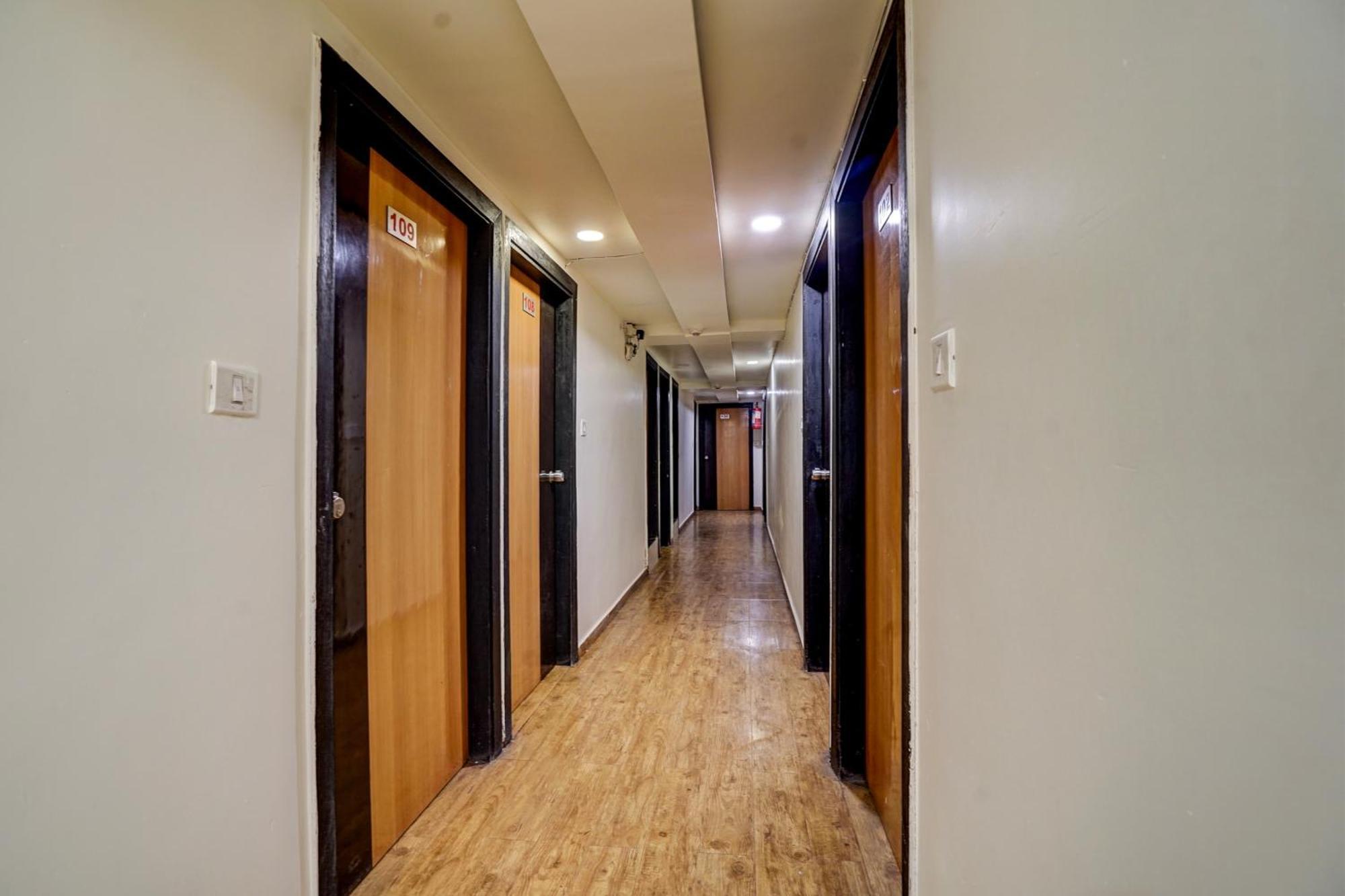 Hotel O Palak Palace 阿穆达巴 外观 照片