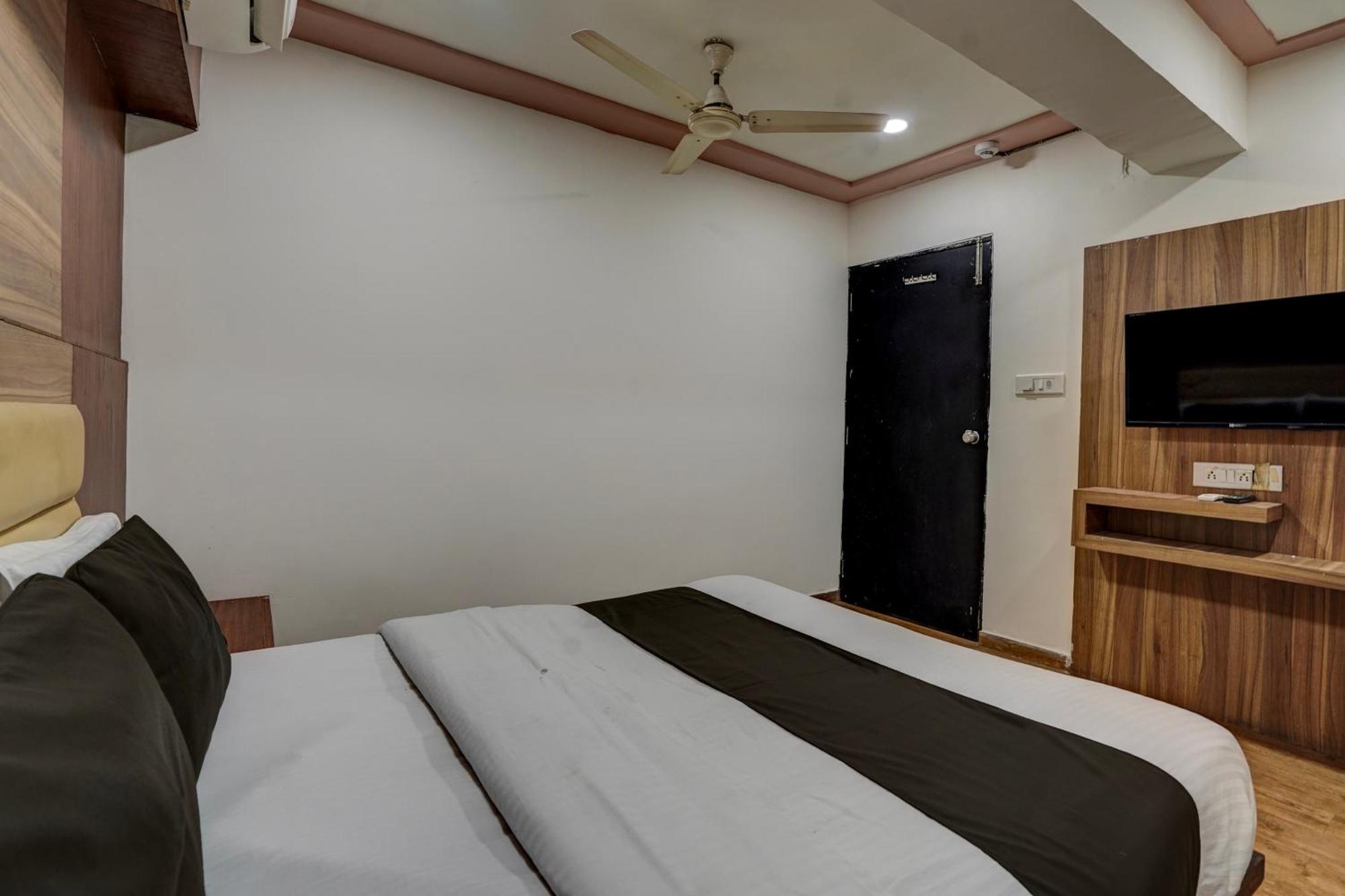 Hotel O Palak Palace 阿穆达巴 外观 照片